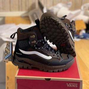 Vans Ultrarange Exo Hi Gore Tex size 7Men size 8.5Women New! with Box!